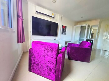 titanic residence 7 minute walk to the beach