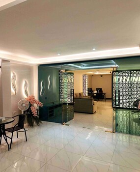 titanic residence 7 minute walk to the beach