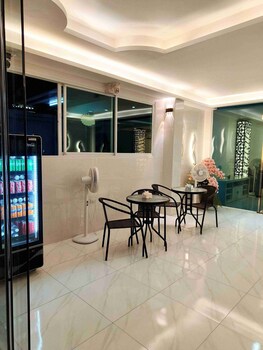 titanic residence 7 minute walk to the beach