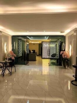 titanic residence 7 minute walk to the beach