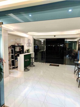 titanic residence 7 minute walk to the beach