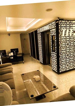 titanic residence 7 minute walk to the beach