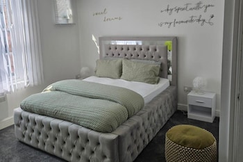 Glams Cozy City Apartment In Wolverhampton,,3 star
