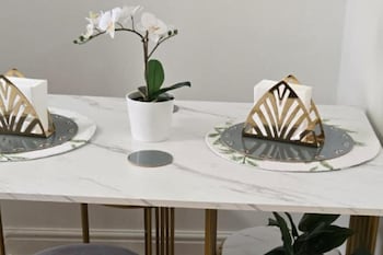 glams cozy city apartment in wolverhampton