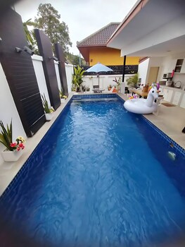 hunter hide pool villa