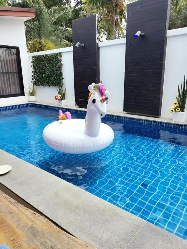 hunter hide pool villa