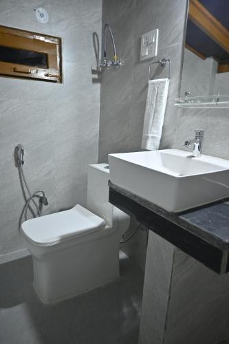 the wild planet treehouses and cottages