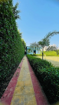 gobravo 48 2bhk farm with pool noida