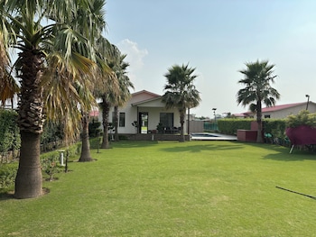 gobravo 48 2bhk farm with pool noida