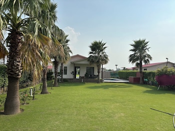 gobravo 48 2bhk farm with pool noida