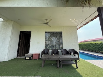 gobravo 48 2bhk farm with pool noida