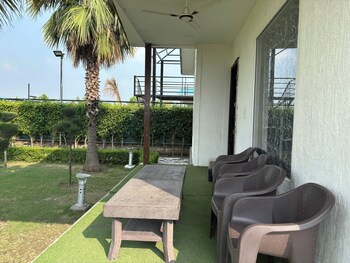 Gobravo 48-2Bhk Farm With Pool Noida,,2 star