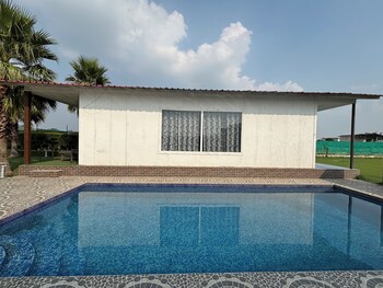 gobravo 48 2bhk farm with pool noida