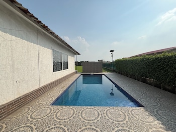 gobravo 48 2bhk farm with pool noida