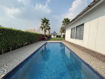 gobravo 48 2bhk farm with pool noida