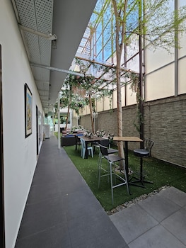 v garden hotel by minsu