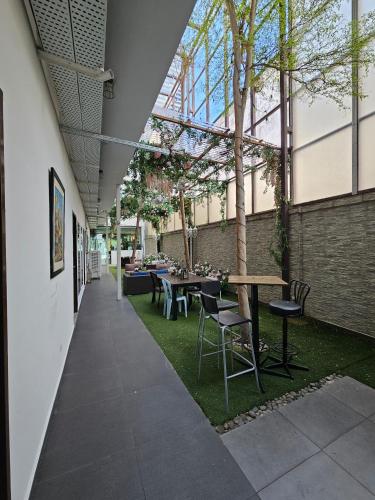 v garden hotel by minsu