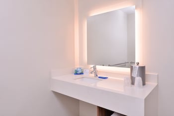 holiday inn express new orleans arts district by ihg