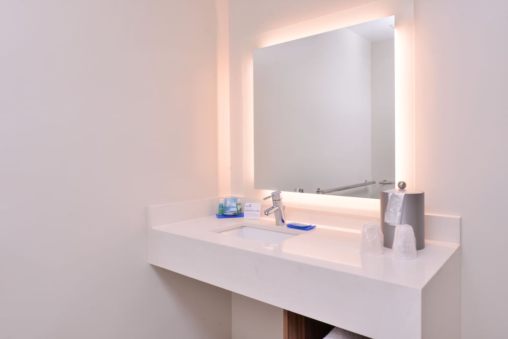 holiday inn express new orleans arts district by ihg