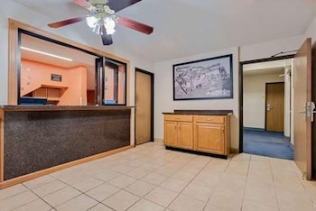 Hillside Inn & Suite,,3 star