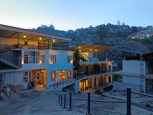 Misty Valley Inn,,4 star