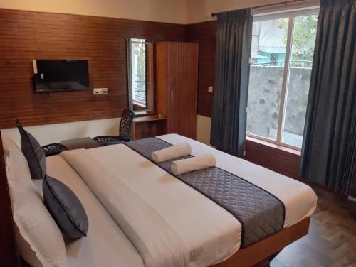 Misty Valley Inn,,4 star