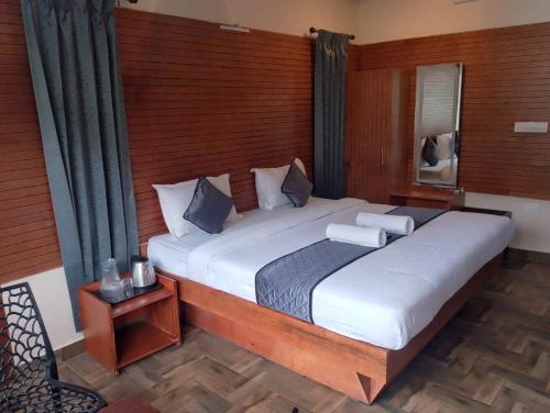 Misty Valley Inn,,4 star