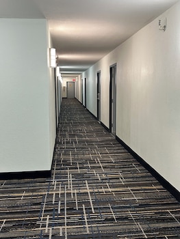 Blueway Inn & Suites Roseville,2550 Cleveland Ave N,3 star