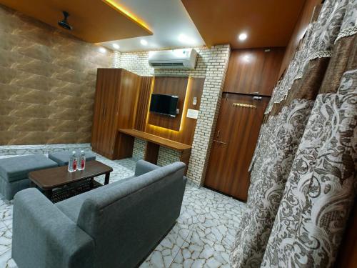 Kailash Pati Guest House,,2 star