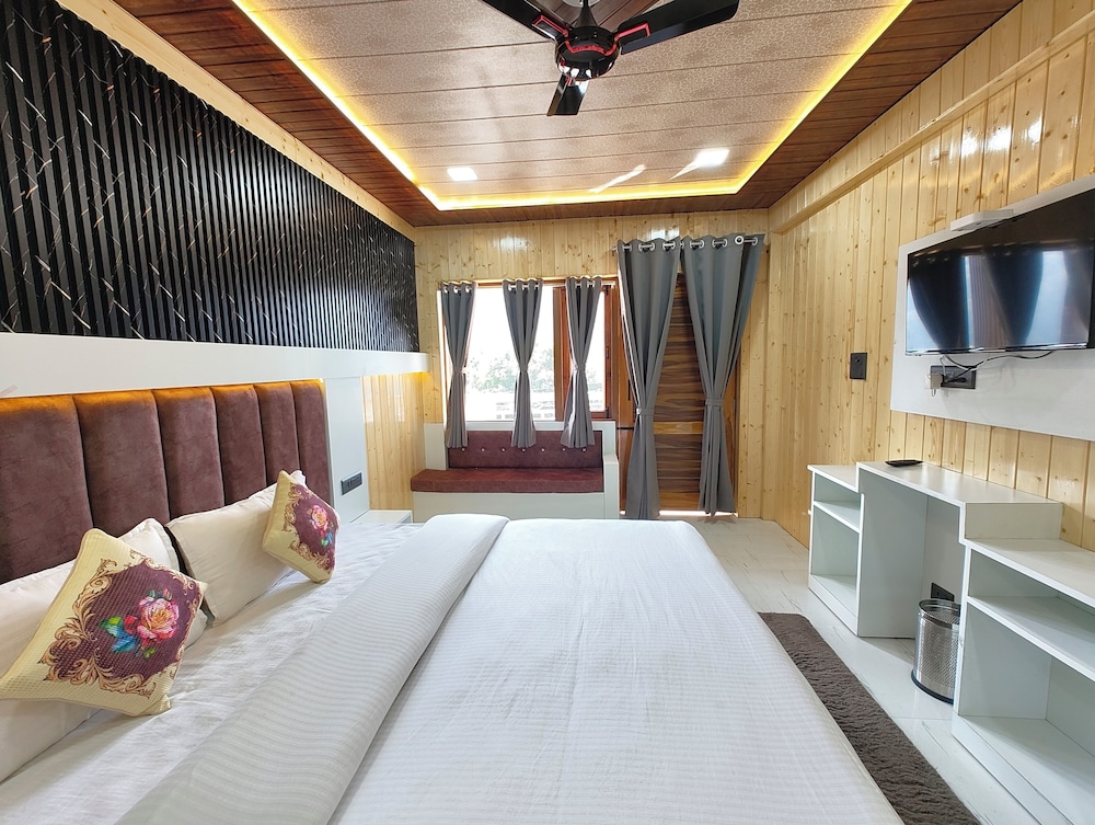 hotel sangita lake view nainital