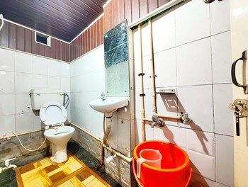 hotel avon lake view mall road nainital