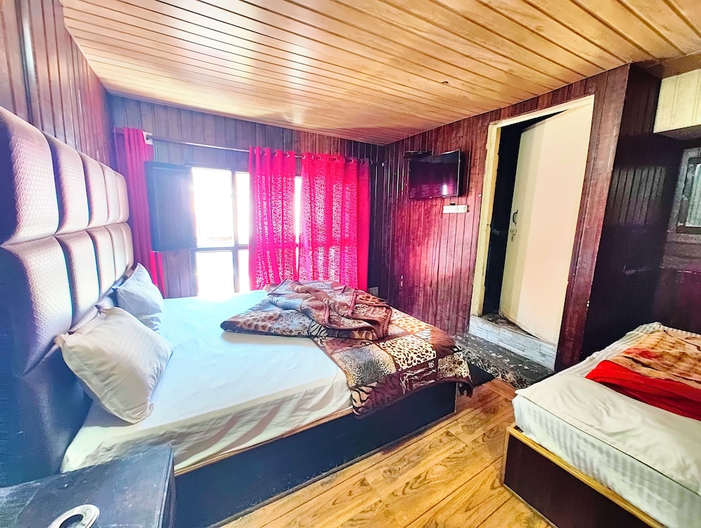 hotel avon lake view mall road nainital