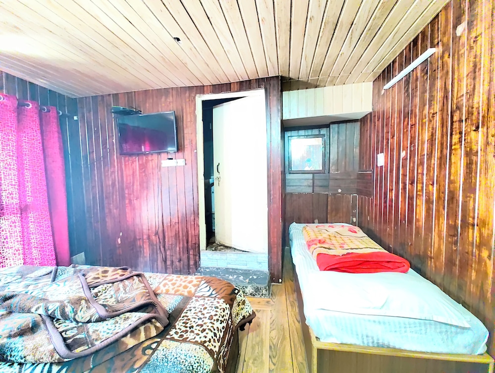 hotel avon lake view mall road nainital