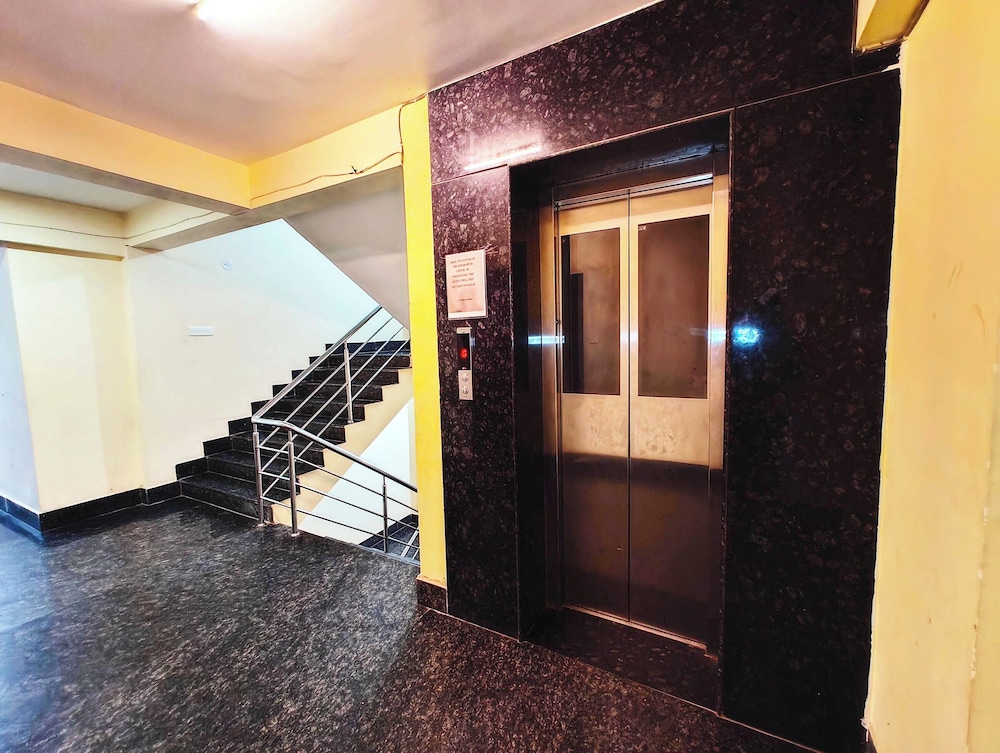 hotel arya palace