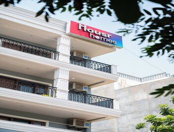 housr sector 28 golf course road next to phase 1 metro station