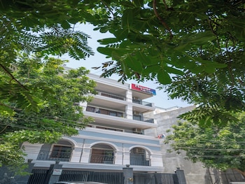 housr sector 28 golf course road next to phase 1 metro station