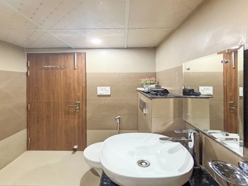 housr sector 28 golf course road next to phase 1 metro station