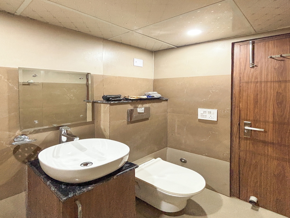 housr sector 28 golf course road next to phase 1 metro station