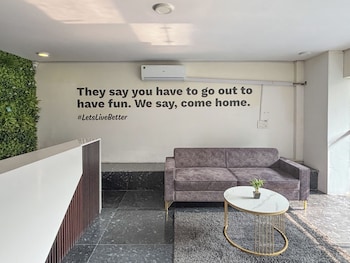 housr sector 28 golf course road next to phase 1 metro station