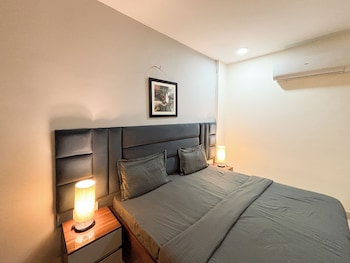 housr sector 28 golf course road next to phase 1 metro station