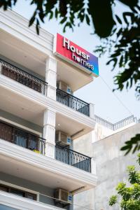 housr sector 28 golf course road next to phase 1 metro station