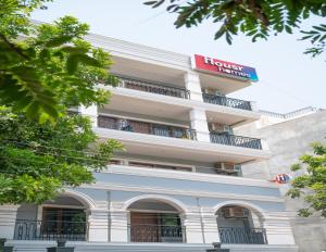 housr sector 28 golf course road next to phase 1 metro station