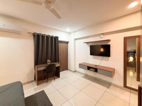 housr sector 28 golf course road next to phase 1 metro station