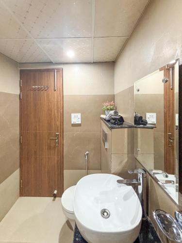 housr sector 28 golf course road next to phase 1 metro station