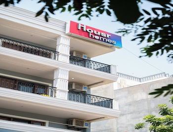 housr sector 28 golf course road next to phase 1 metro station