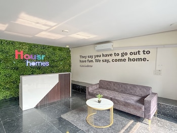 housr sector 28 golf course road next to phase 1 metro station