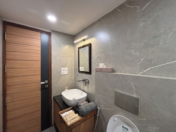 housr sector 45 gurgaon artemis hospital