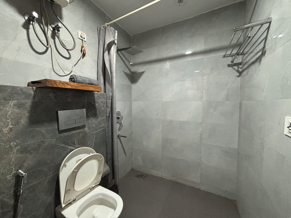 housr sector 43 gurgaon paras hospital