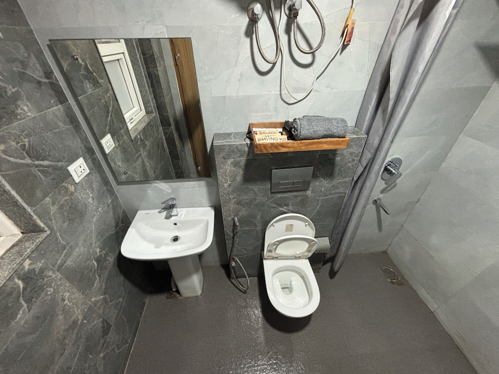 housr sector 43 gurgaon paras hospital