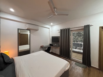 housr sector 43 gurgaon paras hospital